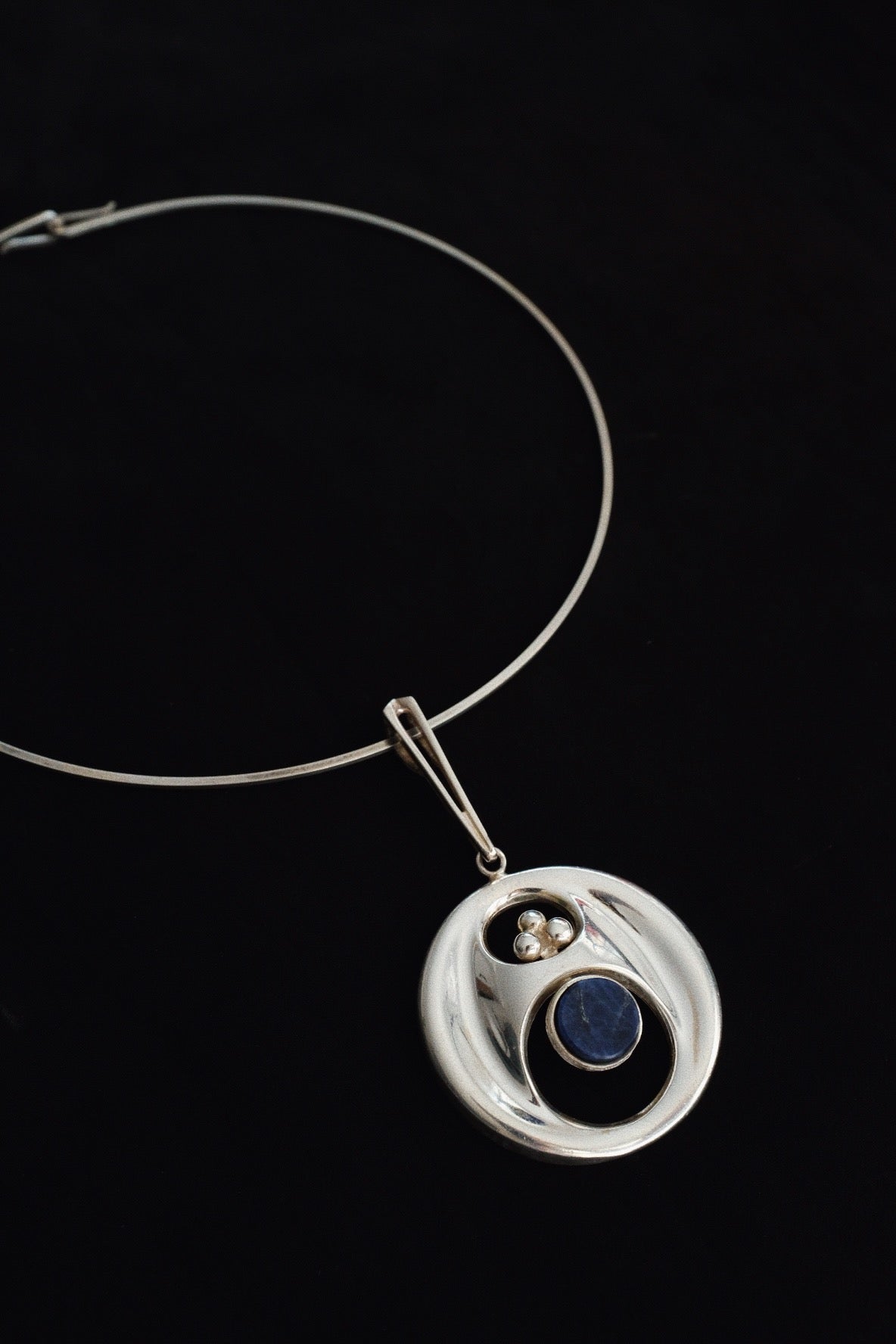 Modernist Neck-ring w.Lapis Lazuli