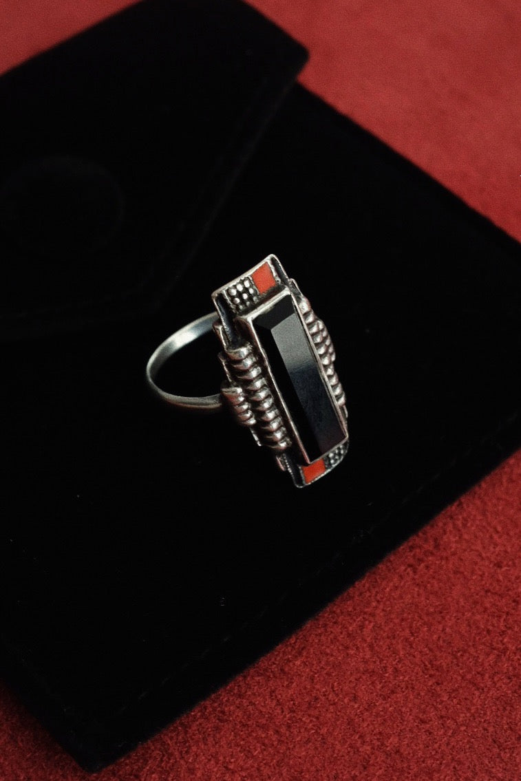 Art Deco Enamel Ring w. Onyx